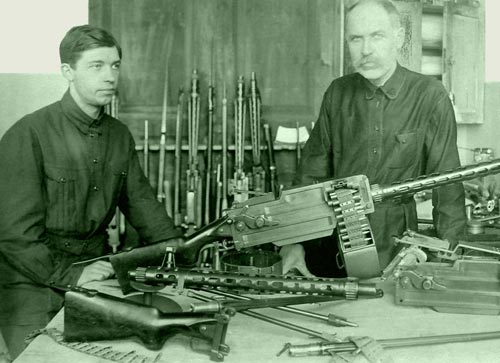Ф. В. Токарев с сыном Николаем у ручного пулемета системы Максима-Токарева образца 1925 г. Фото: wikimedia.org