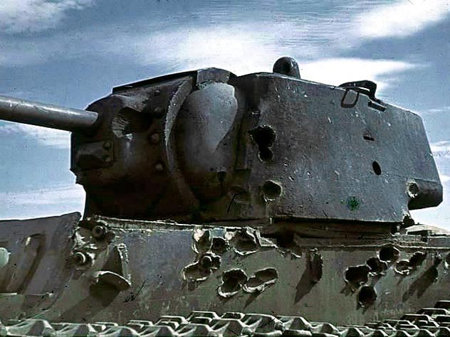 Погибший в Сталинградском сражении танк КВ-1. Броня имеет многочисленные вмятины. Источник: wikipedia.org