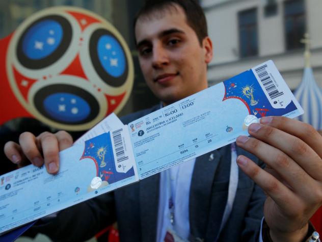 Крупную сумму покупателю предлагают заплатить за билет на игру 15 июля на стадионе "Лужники"