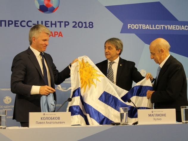 Министры спорта России и Уругвая провели встречу накануне футбольного матча в Самаре.