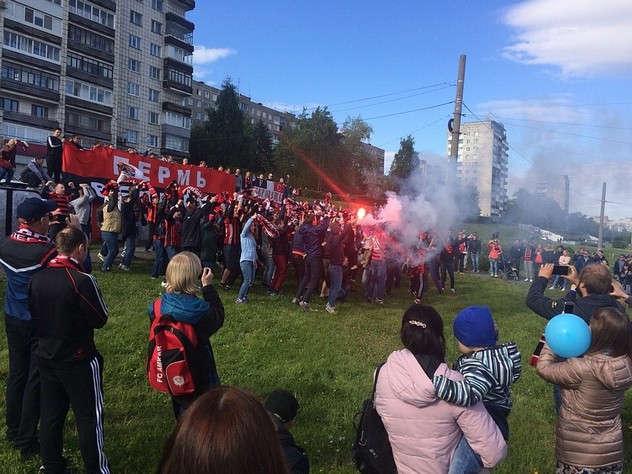 Болельщики устроили акцию в поддержку «Амкара» в день города