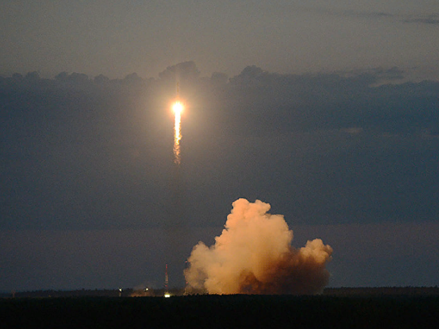 Запуск ракеты «Союз-2.1б» со спутником «Глонасс-М» приняли за НЛО. Снимками «хвостатого» светящегося объекта делились пользователи по всей России.