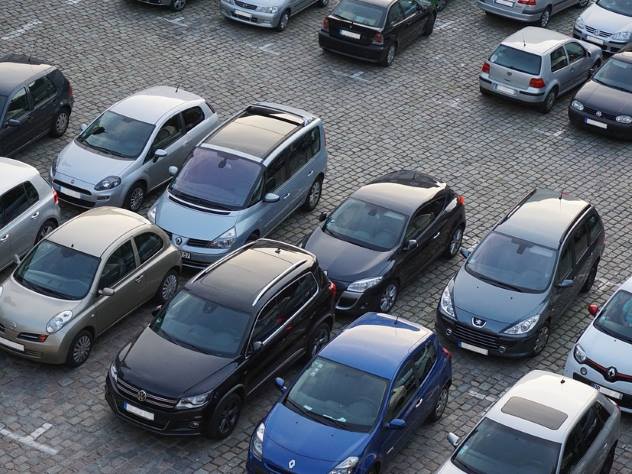 Парковка на тротуарах, пешеходных переходах, под запрещающими знаками создает аварийные ситуации для пешеходов