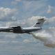 В подмосковном Ногинске самолет Ил-76 МЧС в ходе демонстрационного полета сбросил десятки тонн воды на сотрудников ДПС, которые дежурили на посту и следили за общественным порядком.