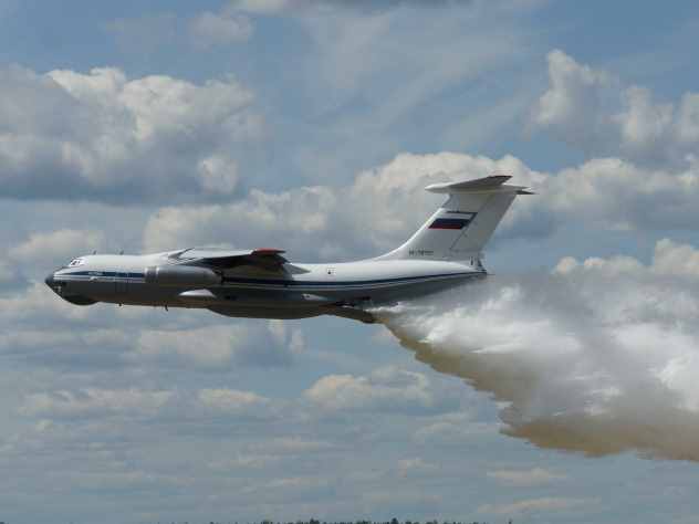 В подмосковном Ногинске самолет Ил-76 МЧС в ходе демонстрационного полета сбросил десятки тонн воды на сотрудников ДПС, которые дежурили на посту и следили за общественным порядком.