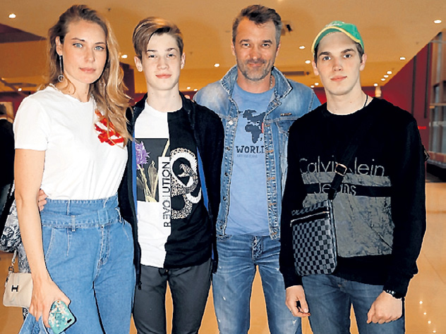 Павел Трубинер с женой Юлией и сыновьями от первого брака Пашей и Сашей