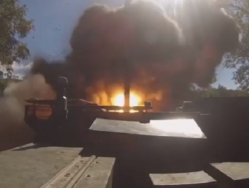 Испытания оперативно-тактического ракетного комплекса «Искандер» попало в Сеть. На видео оказался запечатлен момент запуска мощного современного оружия. Пользователи уже сошлись во мнении, что с таким оружием России не страшны никакие внешние угрозы.