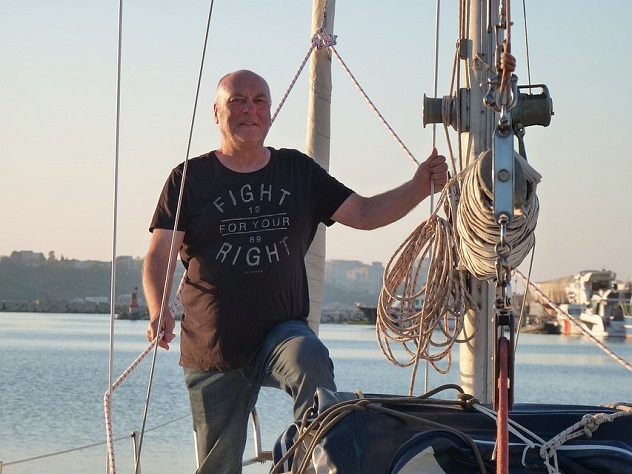 Судно принадлежит британскому продюсеру Грэму Кентслею, а прибыл в Волгоград он для того, чтобы посетить матчи, которые пройдут в городе во время ЧМ-2018