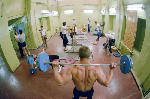 Качалка в одном из ПТУ Люберец, конец 80-х. Фото: Метелица Сергей / Фотохроника ТАСС
