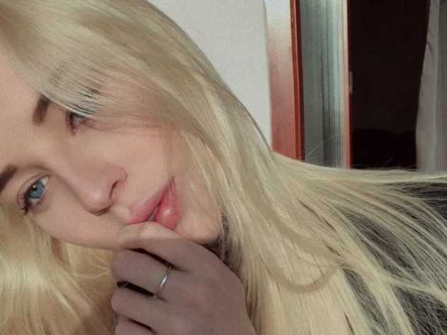 Поклоники поздравляют знаменитую гимнастку со скорой свадьбой