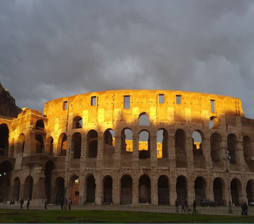 Колизей - амфитеатр, памятник архитектуры Древнего Рима, наиболее известное и одно из самых грандиозных сооружений Древнего мира, сохранившихся до нашего времени