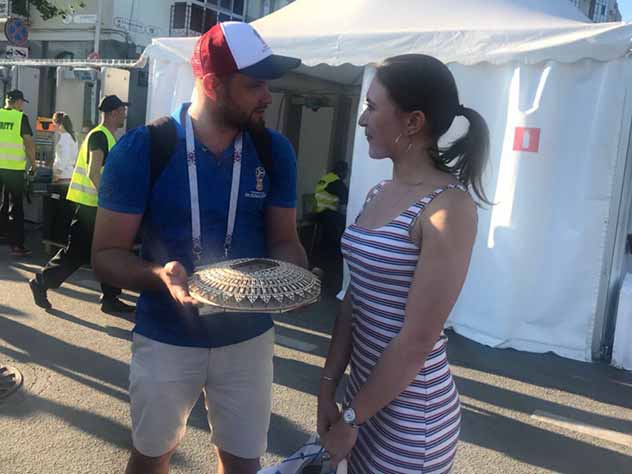 Макет "Самара Арены" вручили 100-тысячному посетителю фанфеста