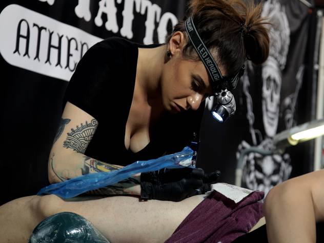 Процесс нанесения татуировки.