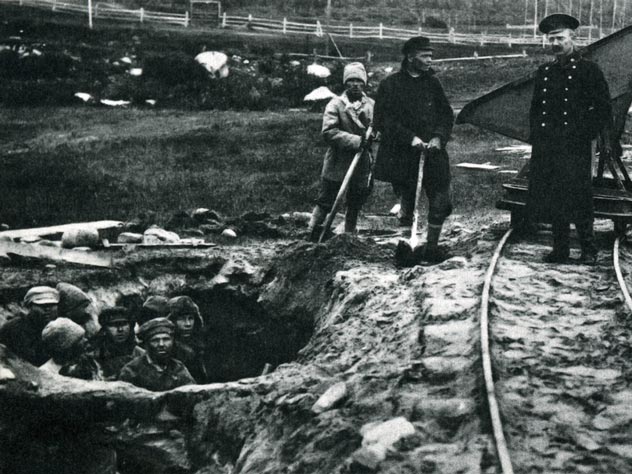 Заключенные Соловецкого лагеря особого назначения на работах, середина 1920-х гг. Источник: wikipedia.org