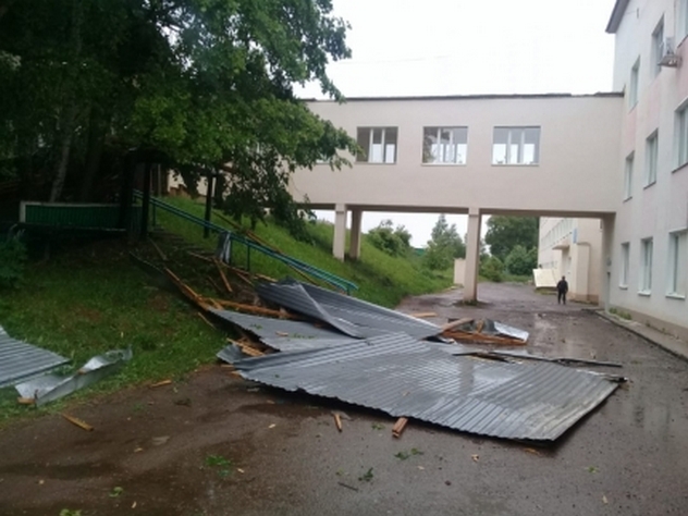 В Башкирии сильным ветром сорвало крыши больницы и двух домов
