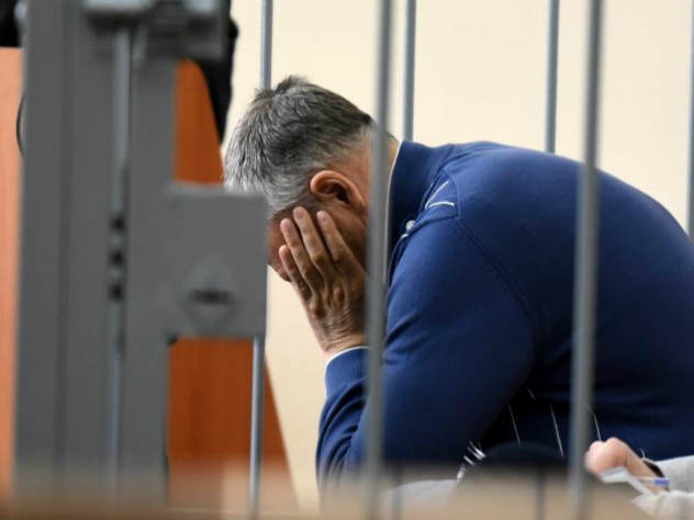 По версии следствия, бывший глава региона за определенную мзду оказывал содействие в подготовке избирательных кампаний при проведении выборов депутатов городской думы Южно-Сахалинска