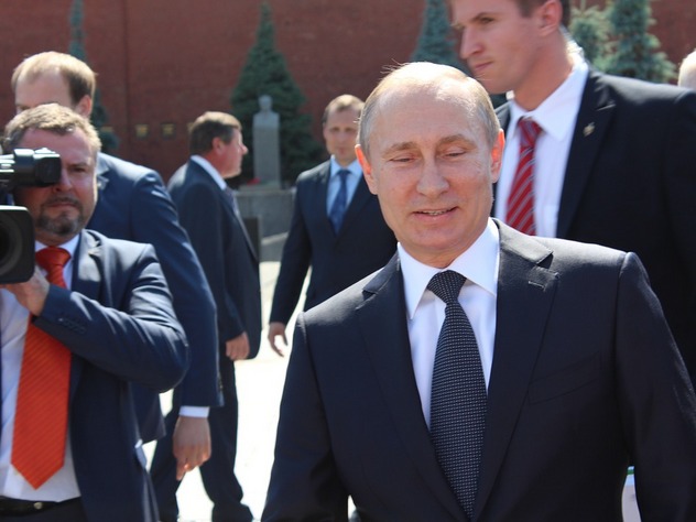 Пресс-секретарь президента РФ Дмитрий Песков заявил, что Владимир Путин не оглядывается на свой рейтинг в стране, поскольку для него превыше всего интересы россиян.