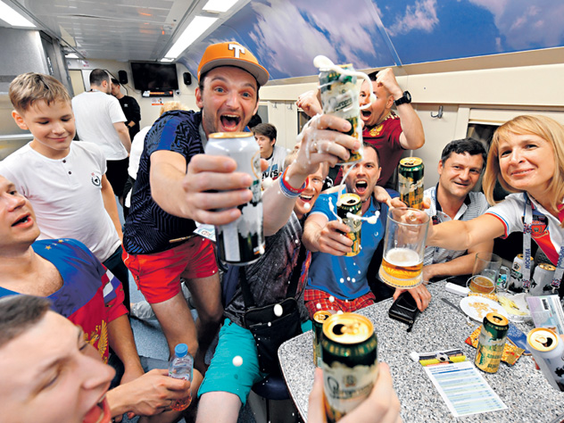 В вагоне-ресторане пиво текло рекой