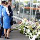 Цветы в аэропорту Амстердама в память о жертвах рейса MH17.