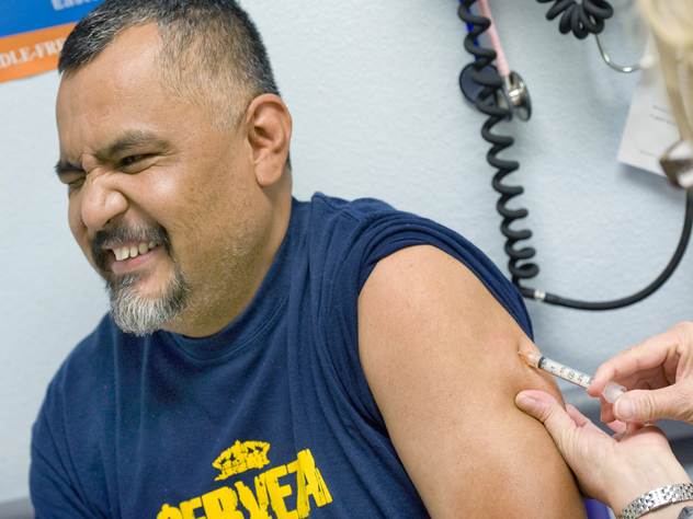 Футбольного фаната прививают от кори перед ЧМ-2018.