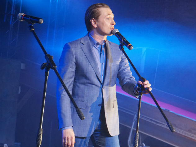 Артисту петь не впервой: в сериале «Участок» он вместе с солистом «Любэ» Николаем Расторгуевым исполнял песню про березы