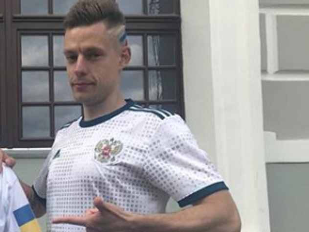 Известный российский блогер Юрий Дудь**** выложил на своей страничке в социальной сети Instagram** провокационный снимок. На фотографии нежно целуются в губы болельщица сборной Бразилии и фанат из России. У каждого из них в руках флаг любимой страны. Судя по всему, россиянин каким-то образом оказался на трибуне с фанатами бразильской сборной, и, что называется, «пошел в разнос». Что интересно, бразильянка, судя по фотографии, этому только рада.