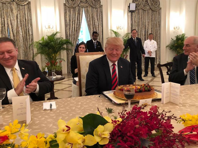 Дональд Трамп и торт в Сингапуре
