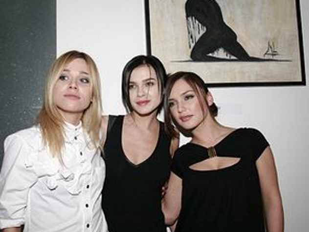 Солистки группы «Серебро» в очередной раз взбудоражили своих поклонников в социальной сети Instagram**. Звезды предстали на снимке в необычных нарядах – просвечивающих платьях, через которые отчетливо видны белые трусики и лифчики звезд.