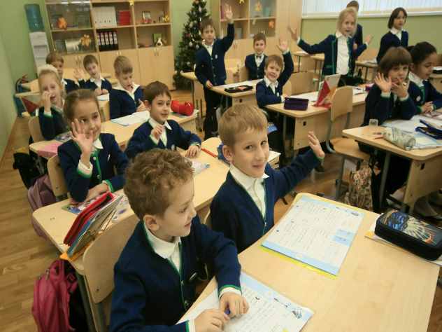 Администрация школы приморского города Уссурийск принесла извинения школьникам, которые получили по ошибке грамоты с символикой Украины за отличную учебу.