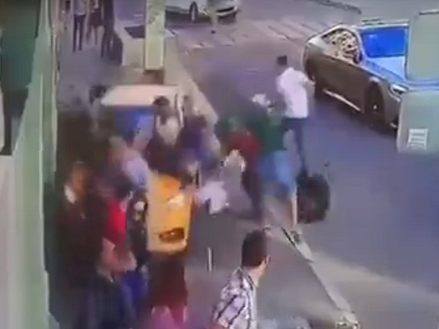 Опубликовано видео наезда таксиста на людей