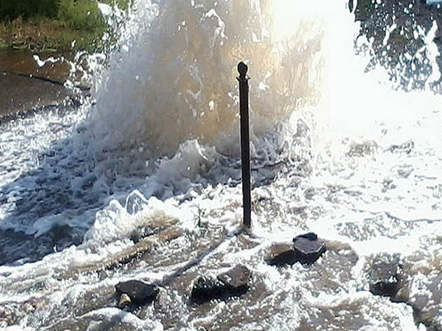 По версии участников паблика "Типичные Химки" из земли бьет кипяток.