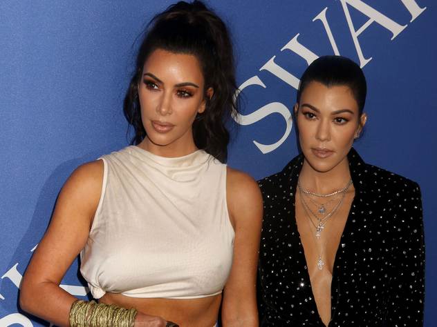 Ким Кардашьян и ее сестра Кортни посетили модную премию Совета дизайнеров Америки.