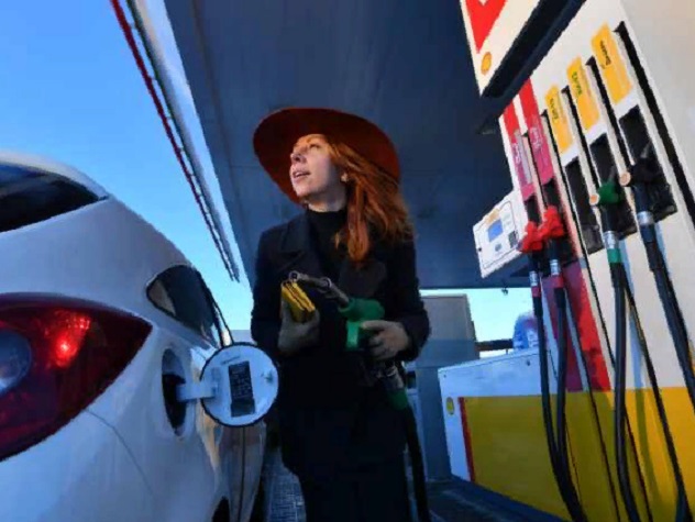 По мнению жителей страны ценники на заправках растут из-за нефтяных компаний, правительства и западных санкций