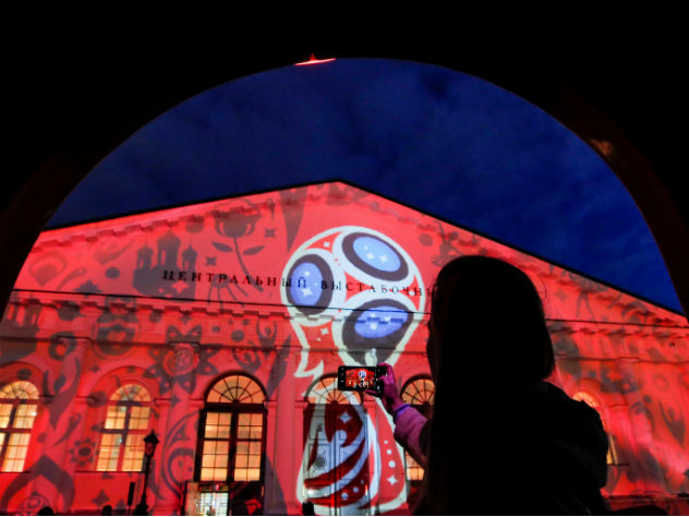 Болельщика заставили снять деньги в банкомате