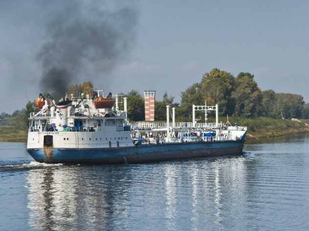Капитан грузовой баржи, которая столкнулась с катамараном на Волге около Волгограда, рассказал подробности инцидента.