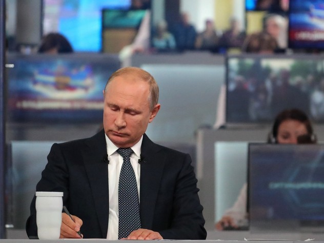 Президент России Владимир Путин подготовил ряд поручений для правительства, своей администрации и другим ведомствам по итогам прямой линии с населением. Российский лидер общался с гражданами 7 июня.