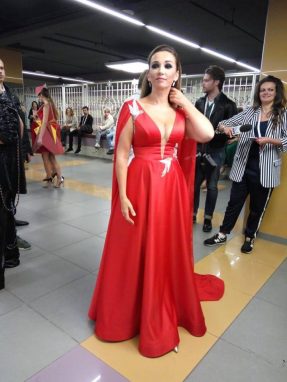 Телеведущая в роскошном наряде приехала на вручении премии МУЗ ТВ