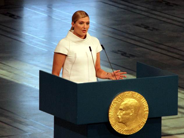 Директор Международной кампании за отмену ядерного оружия Беатрис Финн получает Нобелевскую премию мира.
