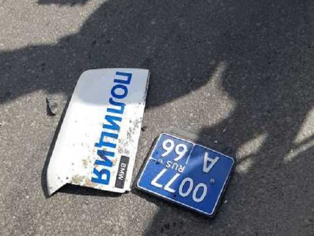 Полицейский на мотоцикле врезался в машину во время погони за байкером