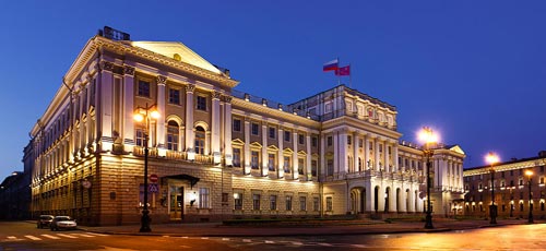 Здание Мариинского дворца – с 1945 по 1991 годы здесь размещался Ленсовет, ставший одной из мишеней банды «Белый крест». Источник: wikipedia.org