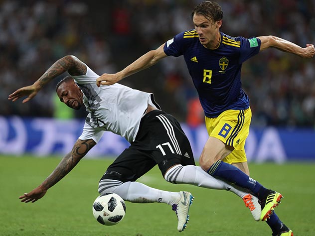 В тяжелой борьбе сборная Германии смогла одержать победу над футболистами Швеции.