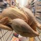 Взбешенная покупательница избила куриной тушкой кассира супермаркета в Тюмени.
