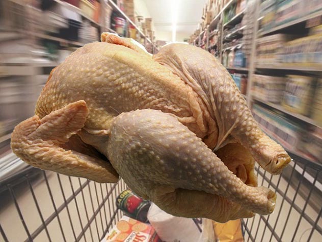 Взбешенная покупательница избила куриной тушкой кассира супермаркета в Тюмени.