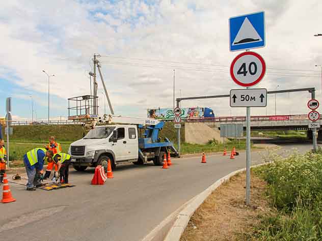 Перед "мостом глупости" установили "лежачего полицейского". Накануне под мостом застряла 151-я по счету "Газель"