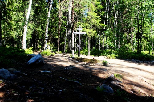 Крест на Секирной горе на месте массового захоронения заключенных. Источник: wikimedia.org