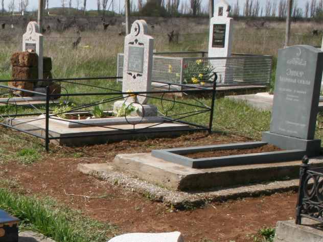 Сотрудники одной из фирм, специализирующейся на ритуальных услугах, решили самовольно навести порядок на могилах одного из кладбищ в Уфе.