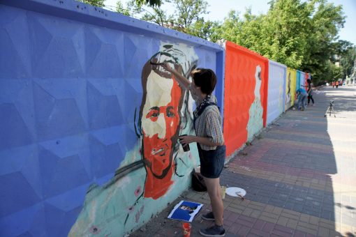 Девушки планируют завершить работу над арт-объектом к началу чемпионата