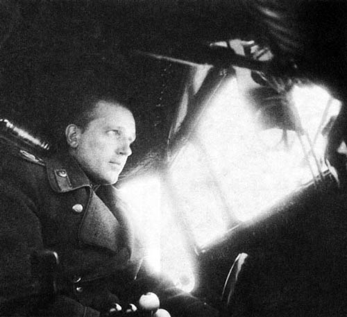 Главный маршал авиации Александр Голованов за штурвалом самолета, 1944 г. Источник: wikipedia.org