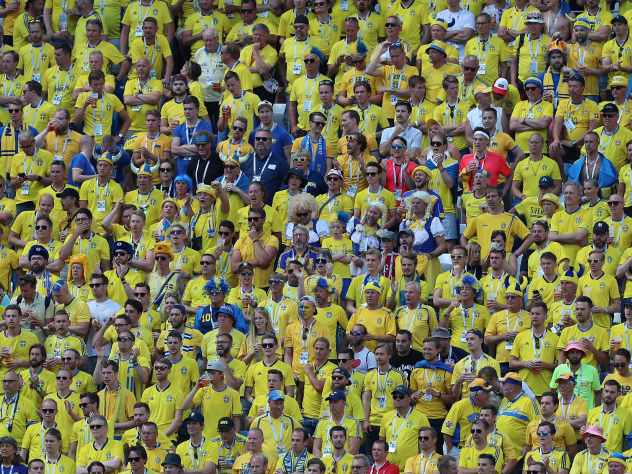 Сборная Швеции по футболу бурно отпраздновала победу над командой Южной Кореи в Нижнем Новгороде. Фанаты всю ночь пели речевки во славу любимой команды.