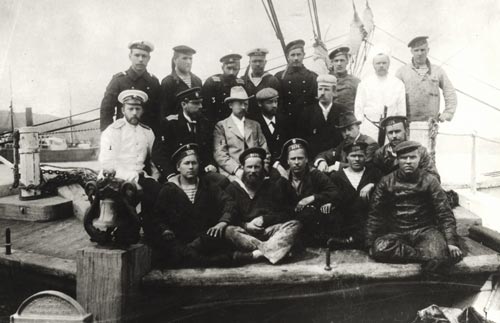 Экипаж экспедиции Эдуарда Толля. Третий слева в верхнем ряду – будущий адмирал Колчак. Источник: wikimedia.org